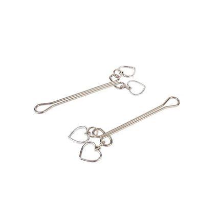 Señuelo Heart Nipple Clamps with heart-shaped tips for a romantic touch, crafted from zinc for couples' intimate moments.
