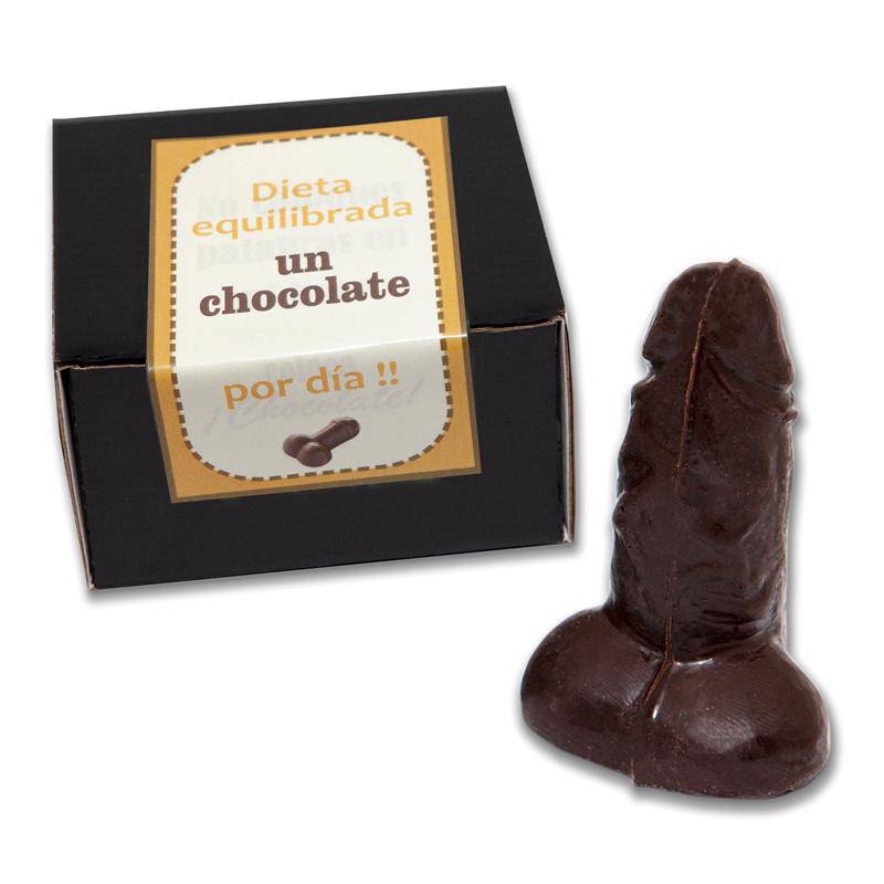 Dark brown penis-shaped solid chocolate next to black box with beige label and Spanish text.