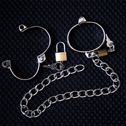 Metal Hand Cuff for Women 5,5 cm with chain and padlock, part of Latetobed BDSM Line, durable metal with secure lock.