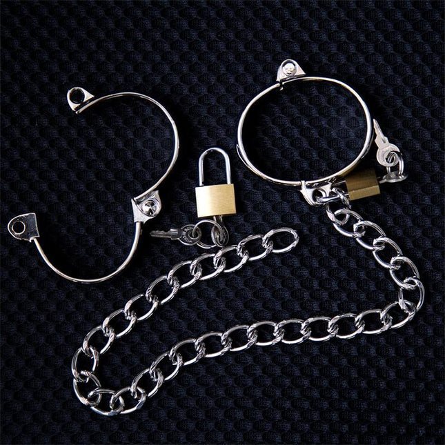 Metal Hand Cuff for Women 5,5 cm with chain and padlock, part of Latetobed BDSM Line, durable metal with secure lock.