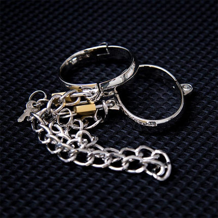 Metal Hand Cuff for Women 5,5 cm with chain and key on black background from Latetobed BDSM Line.