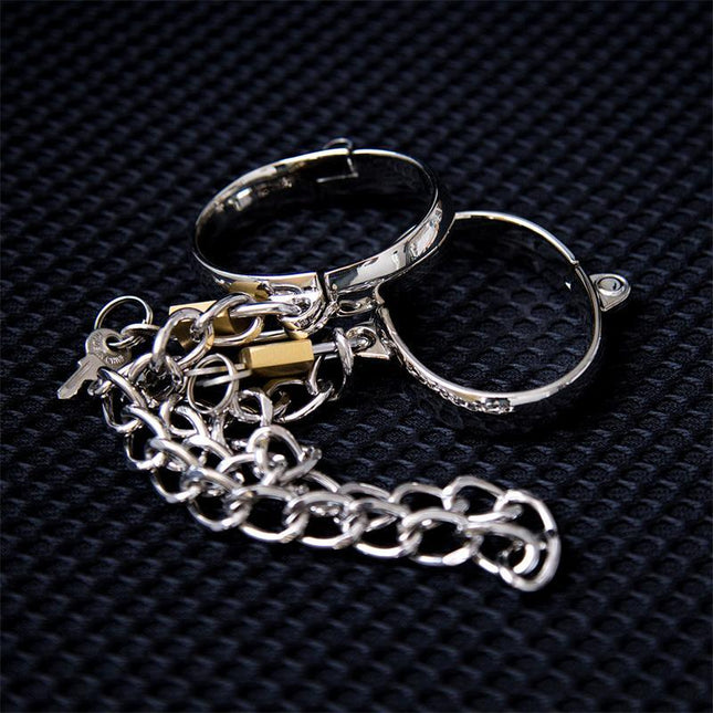 Metal Hand Cuff for Women 5,5 cm with chain and key on black background from Latetobed BDSM Line.