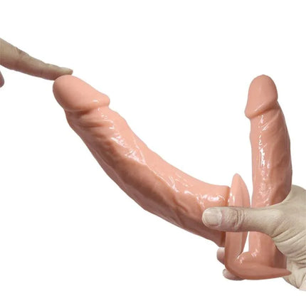 Arnés con Dildo Doble 7.1 + 5.9 with adjustable harness and realistic dual dildos for versatile play.