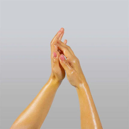 Hands with glistening skin after application of Bronzing Intensifier Dry Oil from Pretty But Wild collection, enriched with vitamin E.