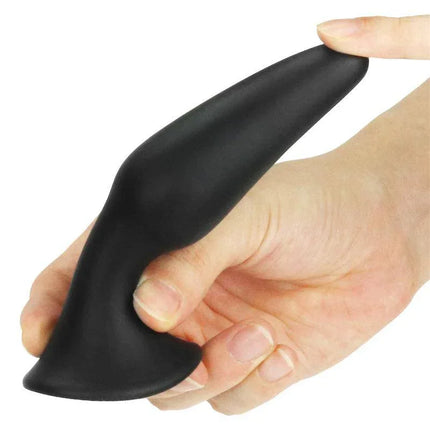 Butt Plug Lure Me Size L Black held in hand for comfortable use