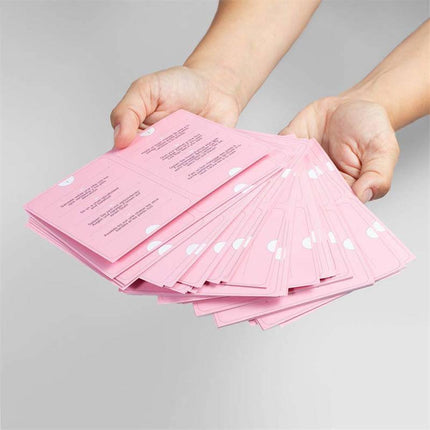 Hands holding pink cards for Cards Game Pull & Play (ES/EN/DE/FR/NL/PT/IT) aimed at couples for intimate moments.