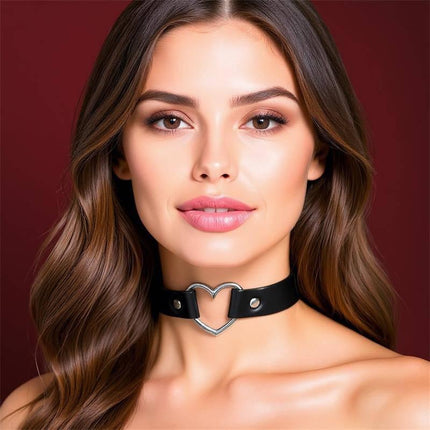 Model wearing Collar with Heart Choker Stile Vegan Lether One Size, featuring a heart design on vegan leather.