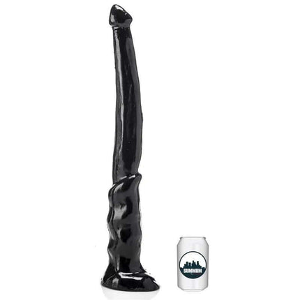 Dildo Fury 57 cm elongated black vinyl dildo with pointed glans and can for scale. Phthalate-free and body-safe for targeted stimulation.