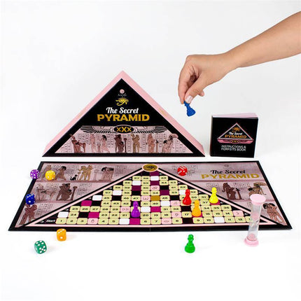 Juego The Secret Pyramid board game with pawns, dice, and hourglass displayed on a table.