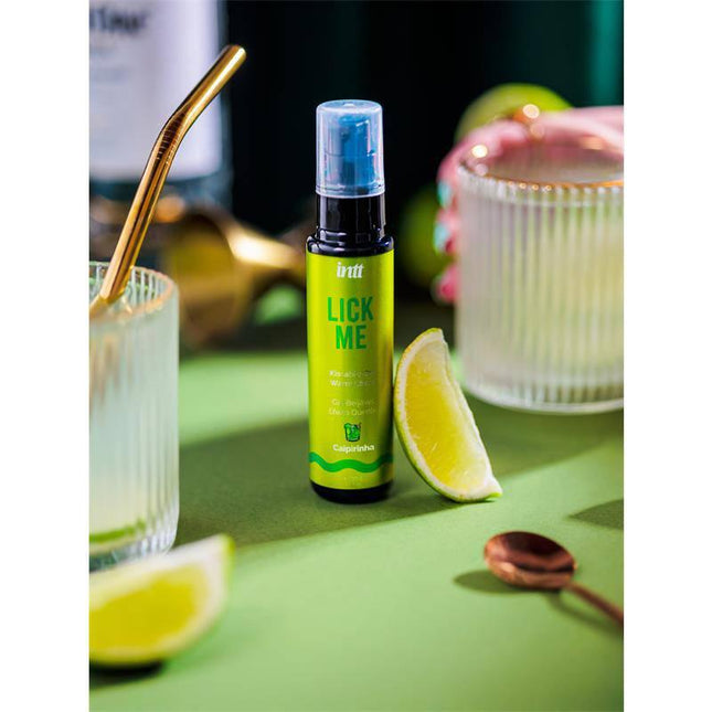 Lick Me Caipirinha Kissable Gel with Warm Effect 50 ml, featuring lime slices and cocktail setting on a green background