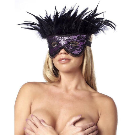 Máscara de Lujo con Plumas Purple for masquerade events, featuring elegant lace and feathers, perfect for an evening of glamour.