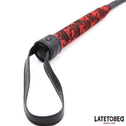 Scandal Whip 110cm by LATETOBED in red and black with ergonomic handle, ideal for couples seeking new sensations. Length 110cm, weight 83g.