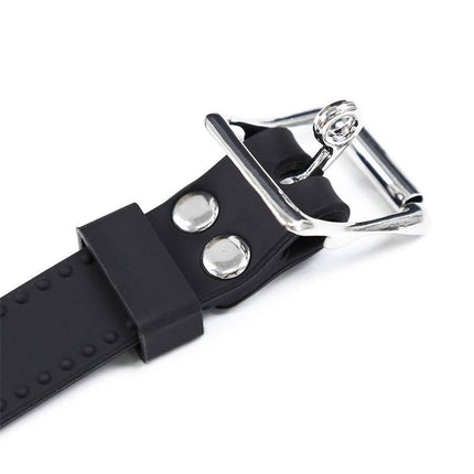 Close-up of the adjustable strap buckle on Silicone Dildo Gag Ball Adjustable 36-52 cm in black with metal accents.