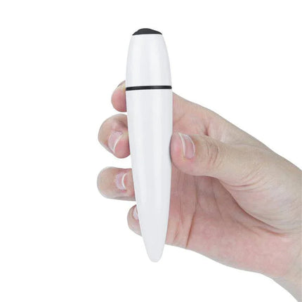 Vibrating Bullet IJOY White held in hand, compact USB-rechargeable stimulator, phthalate-free ABS, 10 vibration modes.